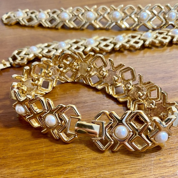 Vintage Monet Gold & Pearl XOX Statement Chocker Necklace and Bracelet Set - Picture 13 of 16